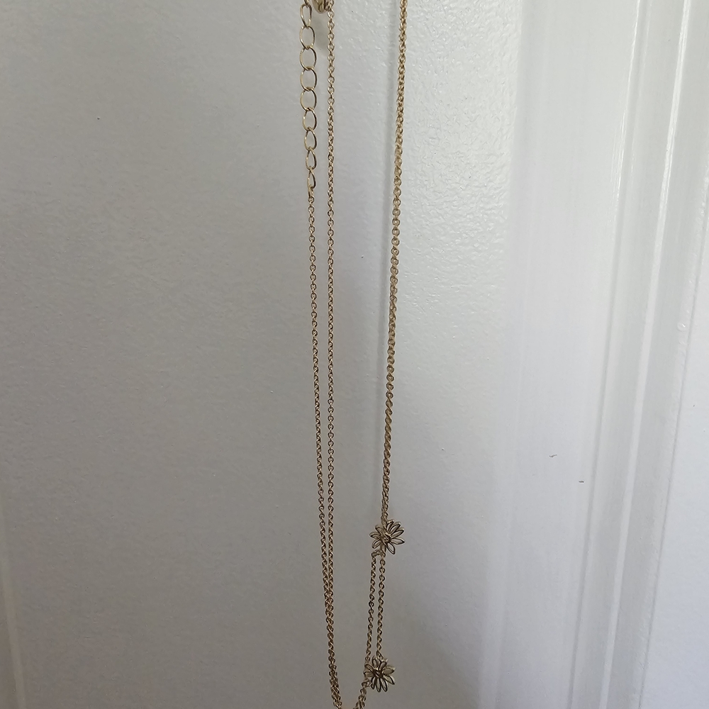 Chic Gold Floral Necklace